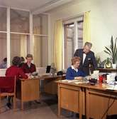 Stående: personalchefen Torsten Nilsson. Bildmaterial till
diaserien 