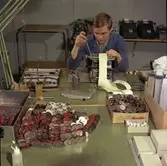 Maskinverkstaden: reparation och underhåll av bl a 600 ADDO
räknemaskiner (obs! färgbandrullarna i förgrunden). Bildmaterial till
diaserien 