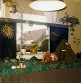 Dockteater på Lackarebäcks barnstuga 1987-04-30. Föreställning för dagbarnvårdare. Fotografi ur album tillhörande Blanka Kaplan.