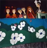 Sagan om pannkakan. Stavdockor, hösten 1988. Fotografi ur album tillhörande Blanka Kaplan.

Sagan om pannkakan är en upprepningsberättelse som handlar om en pannkaka som rullar ut i världen. Ständigt stöter pannkakan på djur och människor som vill äta upp honom, men dem lyckas han rulla ifrån. Tills han möter en gris. Den norska folksagan gick som dockföreställning 1990 i Vadstenas bibliotek.