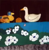 Sagan om pannkakan. Handdockor, hösten 1988. Fotografi ur album tillhörande Blanka Kaplan.

Sagan om pannkakan är en upprepningsberättelse som handlar om en pannkaka som rullar ut i världen. Ständigt stöter pannkakan på djur och människor som vill äta upp honom, men dem lyckas han rulla ifrån. Tills han möter en gris. Den norska folksagan gick som dockföreställning 1990 i Vadstenas bibliotek.