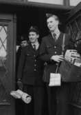 Brevbärare på väg ut på postturen, med post och tidningar, 1950-talet.
