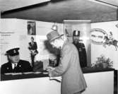 Landsorganisationens utställning i tunnelbanelokalerna
Rådmansgatan-Sveavägen den 8 - 30 september 1951. Särskild
datumstämpel med texten: Stockholm LO-utställningen Arbete Samverkar.
Posttjänstemannen på bilden är brevbärarförman Fredrik Helmer
Svensson, Stockholm, f. 25 september 1885.