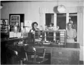 Ramsele posstation, interiör, till vänster: Frida Henriksson. Solleftå postområde.