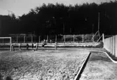 Idrottsplatsen vid Streteredshemmet i Kållered, år 1942. Gustaf Fridolf. Byggd av skolelever från Stretereds skolhem under Ivar Anderssons ledning med handschakt, häst och kärra.
