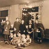 Julfirande i Stretered, Kållered. Ragnhild Johansson, Bertil Mattsson, Kurt Axelsson, Rune Lundberg, Per-Olov Lundberg, Greta Hagman (häxan), Anna Lisa Axelsson, Inger, Sune, Vivianne Mattsson, Solveig Malmqvist, okänd släkt till S. Björkman.