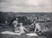 Åbykullen i Mölndal, år 1945.

Foto ur album som tillhört Maj Carlsson (givarens moster) f. 1920 d. 2008. Maj bodde i Mölndal på Pomonagatan och Broslättsgatan 4, aktiv i Missionsförsamlingen (först Trädgårdsgatan, sedan Bifrost).