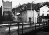 Gamla Forsbron i Kvarnbyn, Mölndal, på 1960-talet. I bakgrunden ses, från vänster, byggnaderna Stora Götafors, Götaforsliden 1-5 samt gaveln till huset Roten M1 (Götaforsliden 6).