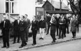 En samling personer på besök vid pappersbruket Papyrus i Forsåker, Mölndal, på 1960-talet.