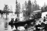 Linjerna Ånge - Röjan - Fjällnäs. Postmästare O. Carlsson Ånge
inspekterar översvämningarna. Landstigning vid Valmåsen, 1934.