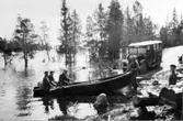 Linjerna Ånge - Röjan - Fjällnäs. Postmästare O. Carlsson Ånge
inspekterar översvämningarna. Landstigning vid Valmåsen, 1934.