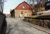 Forsåker i Mölndal på 1970-talet. Forsåkersgatan mot norr. Ladan/huset har tillhört Yngeredsfors. Bolaget Vardagsbilder håller till där i dag och har konstgrafisk verkstad i huset på Norra Forsåkersgatan 29. Blåbandsföreningens hus, på Norra Forsåkersgatan 27, skymtar bortanför detta.