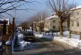 Bostadsbebyggelse vid Brunnsgatan i Ryet, Mölndal, en vinterdag på 1980-talet.