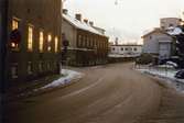 Kvarnbygatan vid Gamla Torget i Mölndals Kvarnby på 1970-talet. Vy mot väster. Till vänster ses nr 6 och 4, till höger gaveln på nr 37.