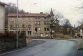 Vy från gamla Kvarnbygatan mot huset Trädgårdsgatan 4 i Trädgården, Mölndal, på 1970-talet.