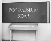 Monter med några blad ur Postmusei Vänners jubileumsgåva till
museet.