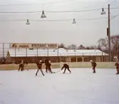 På Mölndals isbana vintern 1965. Fotografi ur album med signatur Siv Mårdberg.