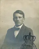 Porträttfotografi av Gustaf Adolf Hallgren. Använt till säsongskort för Jubileumsutställningen i Göteborg 1923.