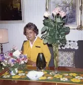 Inga-Lill Börjesson slutar sin anställning på Tempo juli 1975. Hon har sin rock med namnskylt på. Glasvasen var en present från Tempo.