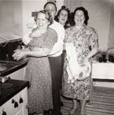 Köket på Solhemsgatan 10 efter 1948. Inga-Lill och Åke Börjesson tillsammans med Inga-Lills systrar Maj-Britt och Linnéa.
