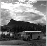 Till Herr Postdirektören m.m. Gustaf Adolf Sundman 5/12 1947 Från
underlydande personal med tack för 14-årigt chefskap för Nedre norra
distriktet. Postsdiligenser Sollefteå - Strömsund - Stora Blåsjön