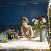 Inga-Lill Börjesson i trädgården. 25-årig bröllopsdag.