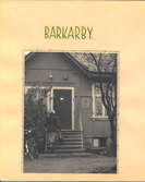 Barkarby poststation exteriör med postskylt, huset är av trä
med hög trappa och snickerier.