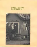 Barkarby poststation exteriör med postskylt, huset är av trä
med hög trappa och snickerier.