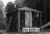 Byggnadsinventering i Lindome 1968. Greggered (1:5).
Hus nr: 081D3015. (Ligger på 1:5.)
Benämning: fritidshus och redskapsbod.
Kvalitet, fritidshus: mindre god.
Kvalitet, redskapsbod: dålig.
Material: trä.
Övrigt: virke och skräp.
Tillfartsväg: ej framkomlig.