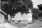 Byggnadsinventering i Lindome 1968. Hällesåker 5:2.
Hus nr: 081D4026.
Benämning: permanent bostad och två ladugårdar.
Kvalitet, bostadshus: god.
Kvalitet, ladugårdar: mindre god.
Material: trä.
Tillfartsväg: framkomlig.