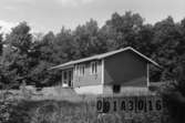 Byggnadsinventering i Lindome 1968. Klev (1:1).
Hus nr: 091A3016.
Benämning: fritidshus.
Kvalitet: mycket god.
Material: trä.
Övrigt: fult lagd mitt på en äng.
Tillfartsväg: framkomlig.