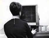 I läsapparaten projiceras mikrofilmen på en mattskiva där blanketterna kan läsas i naturlig storlek. Med dess hjälp kan damerna på undersöknngsavdelningen snabbt leta fram den verifikation man är på jakt efter i arkivet.