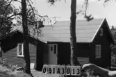 Byggnadsinventering i Lindome 1968. Skräppholmen 2:37.
Hus nr: 091B4025.
Benämning: fritidshus och redskapsbod.
Kvalitet, fritidshus: mycket god.
Kvalitet, redskapsbod: god.
Material: trä.
Tillfartsväg: framkomlig.
Renhållning: soptömning.
