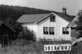 Byggnadsinventering i Lindome 1968. Skåregärde 1:5.
Hus nr: 301A4002.
Benämning: permanent bostad och redskapsbod.
Kvalitet, bostadshus: god.
Kvalitet, redskapsbod: mindre god.
Material: trä.
Tillfartsväg: ej framkomlig.