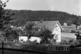 Byggnadsinventering i Lindome 1968. Inseros 1:3.
Hus nr: 301D4018.
Benämning: två permanenta bostäder, fritidshus och ladugård.
Kvalitet, bostadshus och ladugård: god.
Kvalitet: fritidshus: mindre god.
Material, bostadshus: det ena eternit, det andra trä.
Material, fritidshus och ladugård: trä.
Tillfartsväg: framkomlig.
Renhållning: soptömning.
Se KM2007:0449 för det andra bostadshuset.
Se KM2007:0450 för fritidshuset.