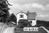 Byggnadsinventering i Lindome 1968. Hällesåker 3:21.
Hus nr: 301D4033.
Benämning: permanent bostad, gäststuga och garage.
Kvalitet: god.
Material, bostadshus och gäststuga: trä.
Material, garage: sten.
Övrigt: ligger högt och exponerat men är vackert.
Tillfartsväg: framkomlig.
Renhållning: soptömning.