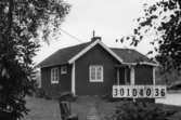 Byggnadsinventering i Lindome 1968. Torvmossared 1:10.
Hus nr: 301D4036.
Benämning: fritidshus och garage.
Kvalitet: god.
Material: trä.
Övrigt: ej så vackert.
Tillfartsväg: framkomlig.