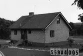 Byggnadsinventering i Lindome 1968. Högsered 1:12.
Hus nr: 559A4005.
Benämning: permanent bostad, garage och lekstuga.
Kvalitet, bostadshus och garage: mycket god.
Kvalitet, lekstuga: mindre god.
Material, bostadshus: gult tegel.
Material, garage och lekstuga: trä.
Tillfartsväg: framkomlig.
Renhållning: soptömning.