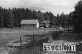 Byggnadsinventering i Lindome 1968. Fagered 1:9.
Hus nr: 559C3001.
Benämning: permanent bostad och ladugård.
Kvalitet, bostadshus: mycket god.
Kvalitet, ladugård: mindre god.
Material, bostadshus: gult tegel.
Material, ladugård: trä.
Övrigt: ladugården används som verkstad och förråd. Stökig tomt. Fult läge för bostadshuset.
Tillfartsväg: framkomlig.
Renhållning: soptömning.