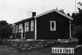 Byggnadsinventering i Lindome 1968. Skäggered 1:4.
Hus nr: 568B2001.
Benämning: fritidshus, gäststuga och redskapsbod.
Kvalitet: god.
Material: trä.
Övrigt: miljöförstörande staket. Mycket fint för övrigt.
Tillfartsväg: framkomlig.
Renhållning: soptömning.