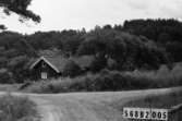 Byggnadsinventering i Lindome 1968. Skäggered 1:6.
Hus nr: 568B2005.
Benämning: permanent bostad.
Kvalitet: mindre god.
Material: trä.
Övrigt: obebott.
Tillfartsväg: framkomlig.