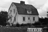 Byggnadsinventering i Lindome 1968. Skäggered 3:3.
Hus nr: 568B3014.
Benämning: permanent bostad, två ladugårdar, två garage och växthus.
Kvalitet, bostadshus: god.
Kvalitet, ladugårdar och garage: mindre god.
Kvalitet, växthus: dålig.
Material: trä.
Övrigt: bilfirma och bilskrot. Väl dolt från vägen.
Tillfartsväg: framkomlig.