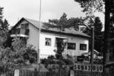 Byggnadsinventering i Lindome 1968. Skäggered 3:20.
Hus nr: 569A3010.
Benämning: permanent bostad och två redskapsbodar.
Kvalitet, bostadshus: god.
Kvalitet, redskapsbodar: mindre god.
Material, bostadshus: eternit.
Material, redskapsbodar: trä.
Tillfartsväg: framkomlig.
Renhållning: soptömning.