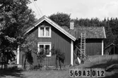 Byggnadsinventering i Lindome 1968. Lillängen 1:1.
Hus nr: 569A3012.
Benämning: permanent bostad och ladugård.
Kvalitet, bostadshus: mindre god.
Kvalitet, ladugård: dålig.
Material: trä.
Tillfartsväg: ej framkomlig.
Renhållning: soptömning.