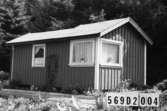 Byggnadsinventering i Lindome 1968. Lindome (8:10).
Hus nr: 569D2004.
Benämning: fritidshus och redskapsbod.
Kvalitet: god.
Material: trä.
Tillfartsväg: framkomlig.
