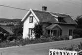 Byggnadsinventering i Lindome 1968. Lindome 5:5 III.
Hus nr: 569D2015.
Benämning: permanent bostad och ladugård.
Kvalitet, bostadshus: god.
Kvalitet, ladugård: mindre god.
Material: trä.
Övrigt: på motstående sidan av vägen en husgrund utnyttjad som tvättstuga. Mycket fint.
Tillfartsväg: framkomlig.