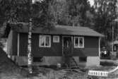 Byggnadsinventering i Lindome 1968. Berget 1:57.
Hus nr: 569D3032.
Benämning: permanent bostad och redskapsbod.
Kvalitet, bostadshus: mycket god.
Kvalitet, redskapsbod: mindre god.
Material: trä.
Tillfartsväg: framkomlig.
Renhållning: soptömning.