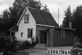 Byggnadsinventering i Lindome 1968. Annestorp 1:32.
Hus nr: 570A2069.
Benämning: permanent bostad, gäststuga, garage och två småhus.
Kvalitet: god.
Material, bostadshus: trä, tegelpapp.
Material, övriga: trä.
Tillfartsväg: framkomlig.