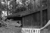 Byggnadsinventering i Lindome 1968. Dvärred 2:13.
Hus nr: 570C1017.
Benämning: skjul.
Kvalitet: dålig.
Material: trä.
Tillfartsväg: framkomlig.