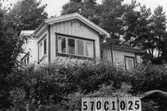 Byggnadsinventering i Lindome 1968. Dvärred 2:32.
Hus nr: 570C1025.
Benämning: fritidshus och redskapsbod.
Kvalitet, fritidshus: god.
Kvalitet, redskapsbod: mindre god.
Material: trä.
Tillfartsväg: ej framkomlig.
Renhållning: soptömning.